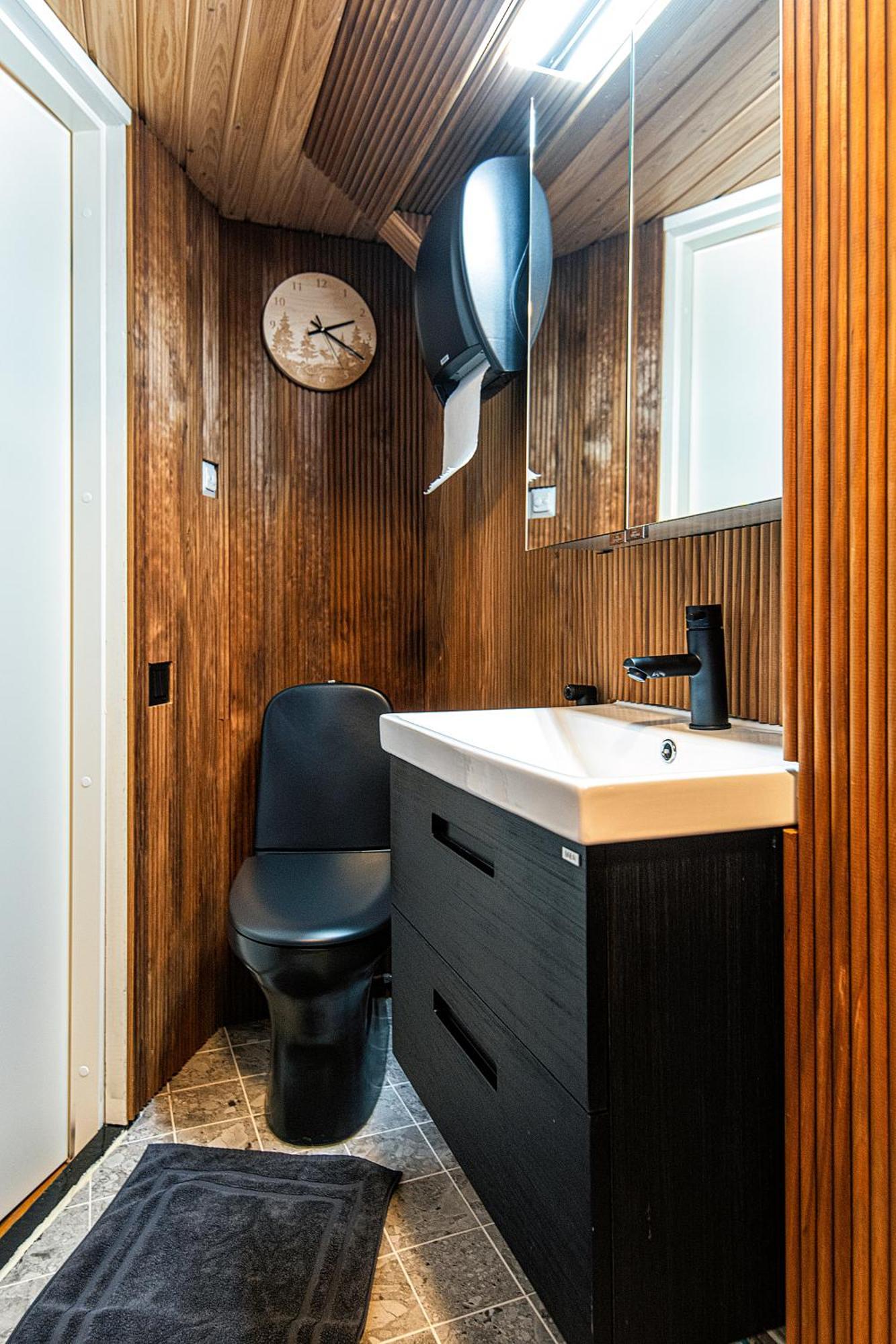 Quiet Private In Shared - Yksityinen Rauhallinen Huone Kodissa- 15min To Privat bolig *